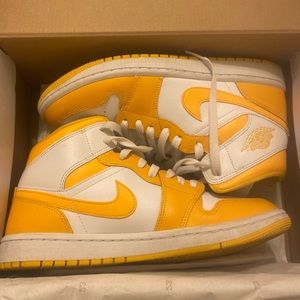 Wmns Air Jordan 1 Mid 'University Gold'